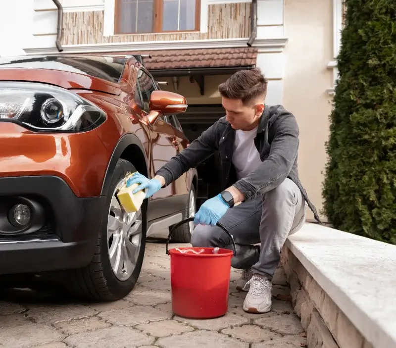 Lavage auto à domicile Auge : professionnel intervenant sur un véhicule